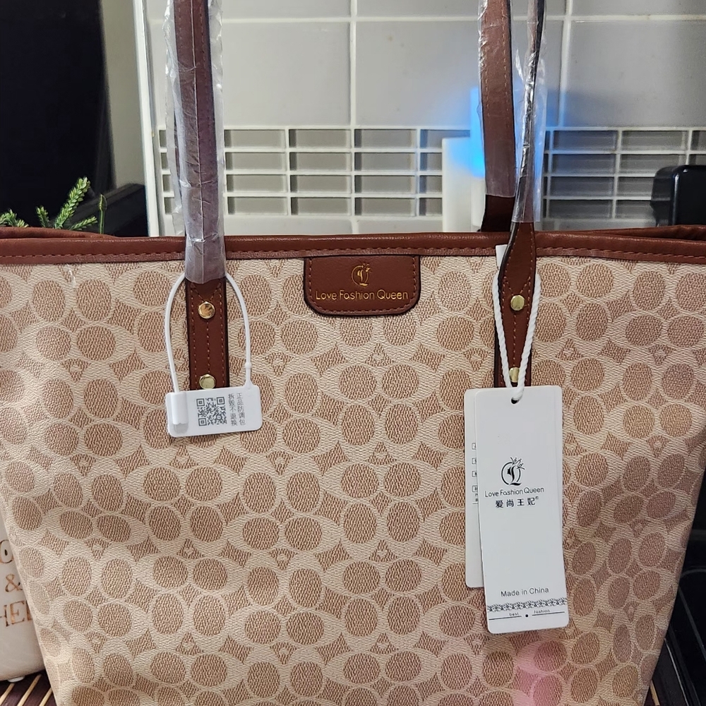 Fashion tote bag.
